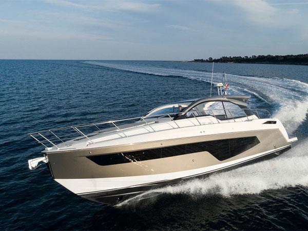 يخت Atlantis 51 من Azimut ينشر التوازن الحسي على المياه